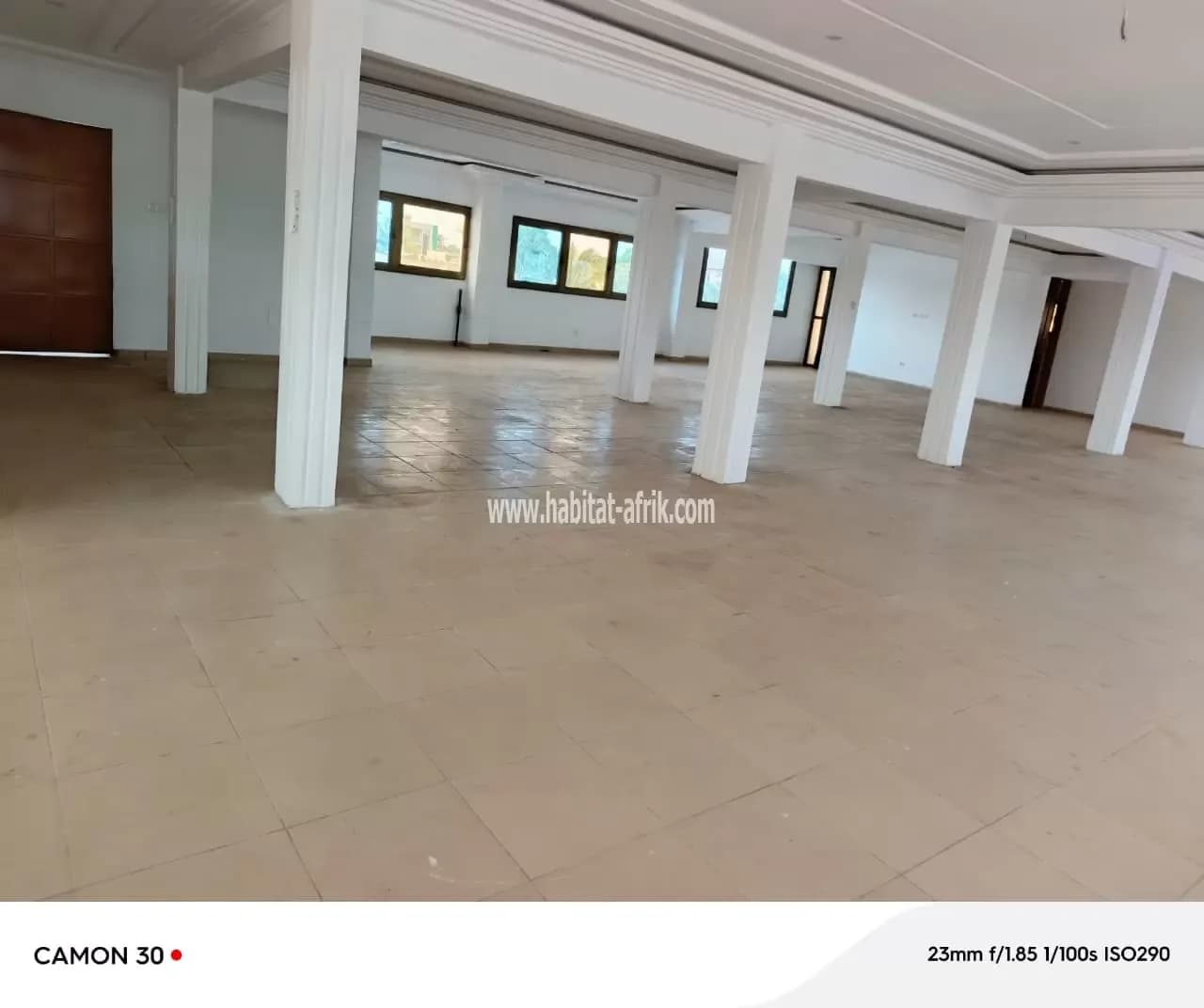 Location d’une boutique de 300m2 en angle de rue avec un bureau et un grand hall située à tokoin ramco lome togo