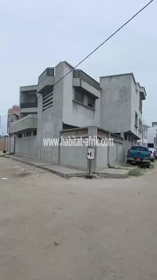 IMMEUBLE INACHEVÉ R+2 À VENDRE À COTONOU FIDJROSSÈ AÏBATIN DERRIÈRE LA CLÔTURE DE L'AÉROPORT