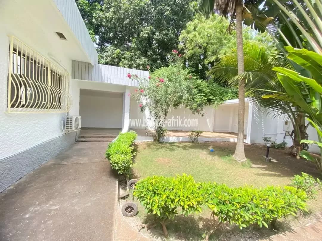 Je mets en location une villa a la caisse 4 chambres salom propre lome togo