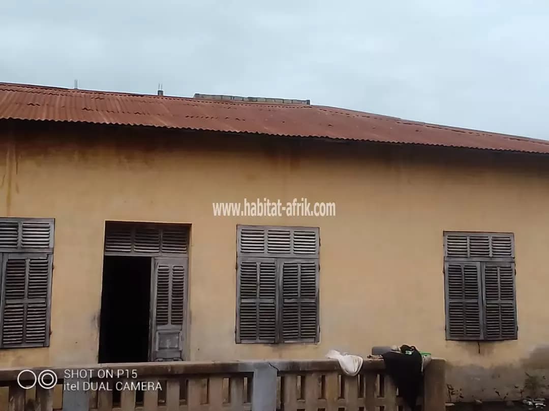 Maison à vendre à Nyékonakpoè Lomé Togo non loin du bar mon plaisir à 80 Millions à débattre légèrement
