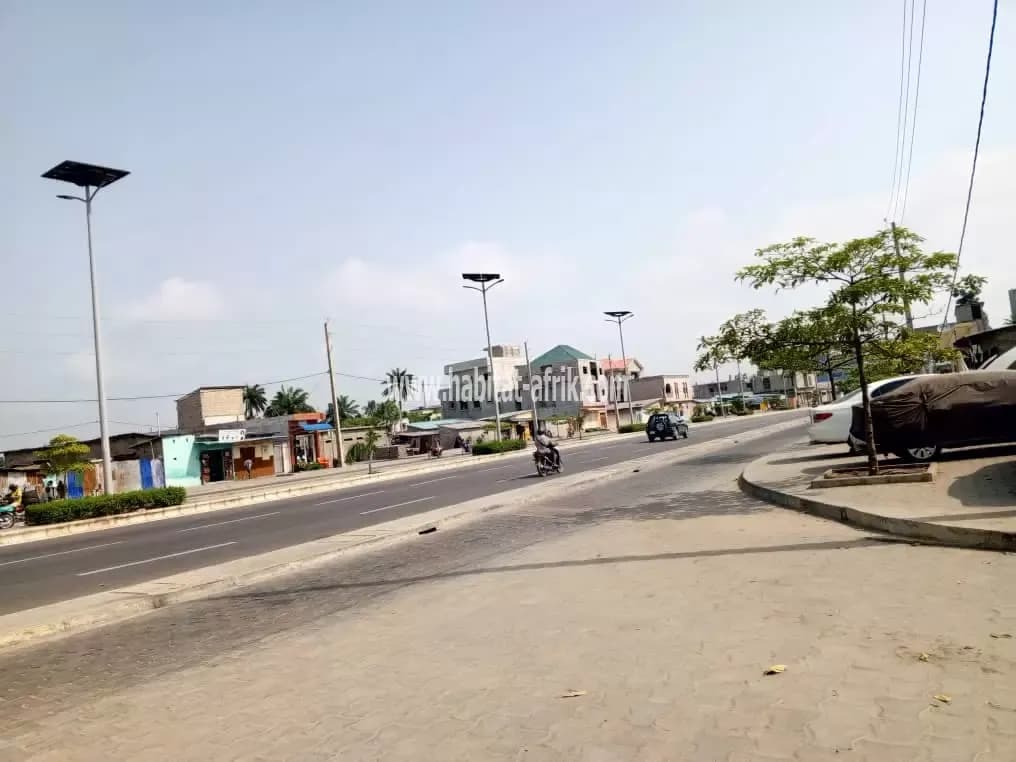 PARCELLE AU BORD DU GOUDRON ANGLE DE RUE À AKPAKPA AGBLANGANDAN LOKOKOUKOUMIN