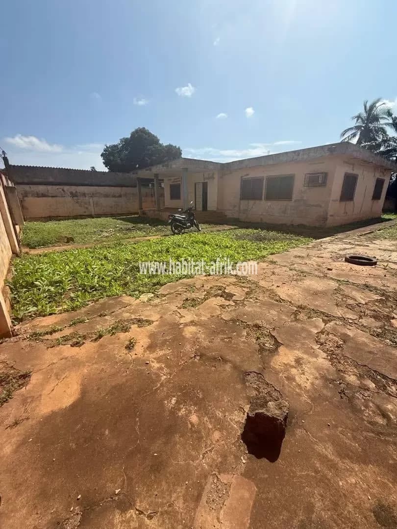 Maison a vendre, construite sur un lot à démolir ou à rénover bien situé juste a 20m du goudron Hedzranawoe lome togo