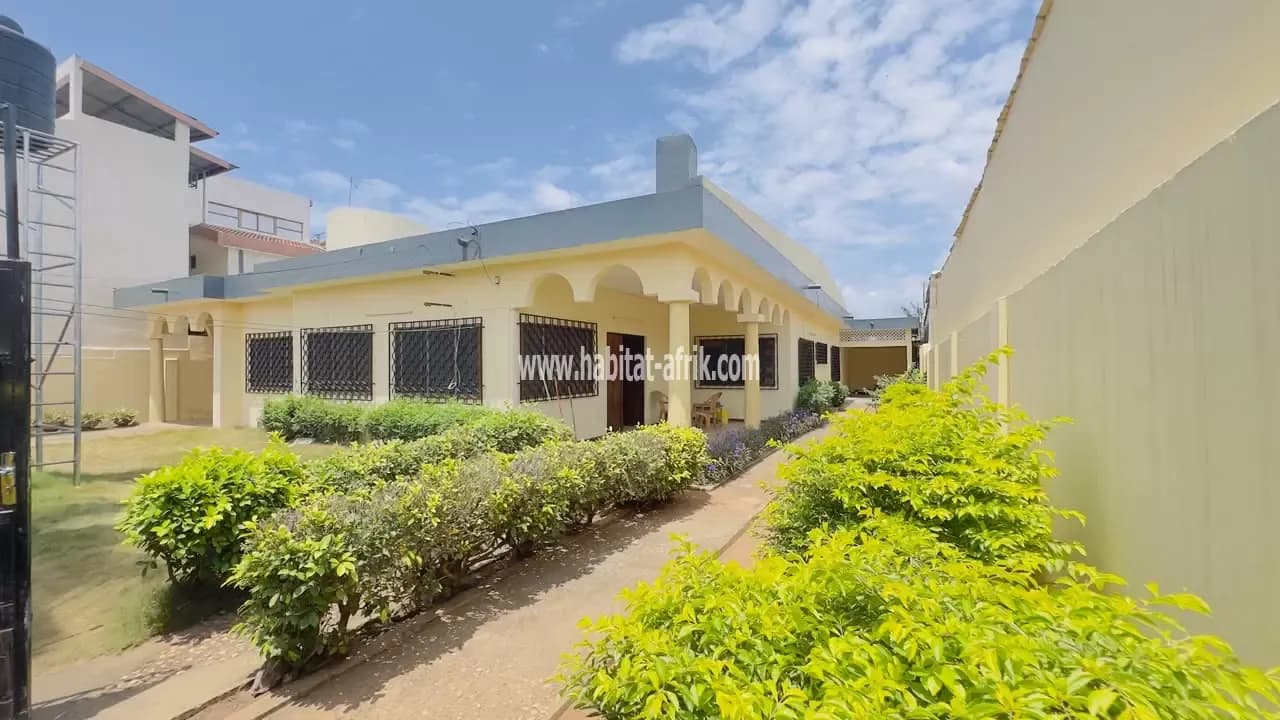 Maison a vendre composé de 4 chambres salon, 2 dépendances, garage pour 5 voitures situé à forever lome togo