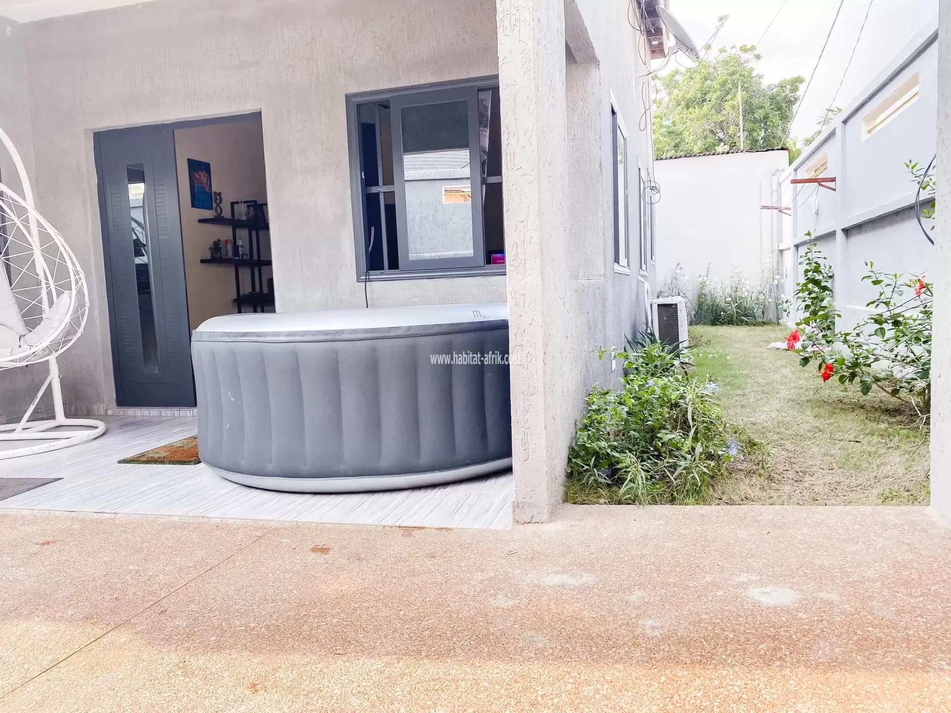 Nous mettons en location une villa meublee de 2 chambres salon autonomes equipé propre dans un environnement calme en ville tokoin seminaire lome togo