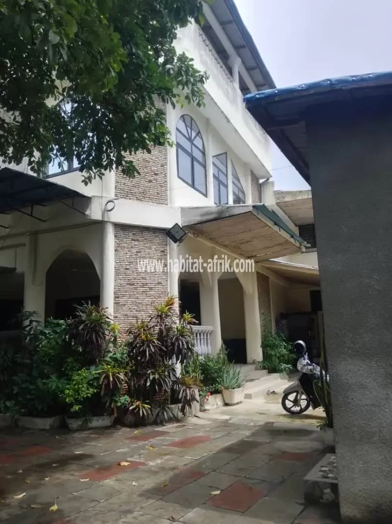 GRANDE ET SUBLIME VILLA R+2 À VENDRE À COTONOU AGLA MAISON DU PEUPLE EN 4ÈME POSITION DES PAVÉS