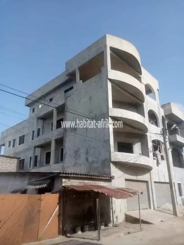 IMMEUBLE R+3 INACHEVÉ À VENDRE À COTONOU FIDJROSSÈ PLAGE