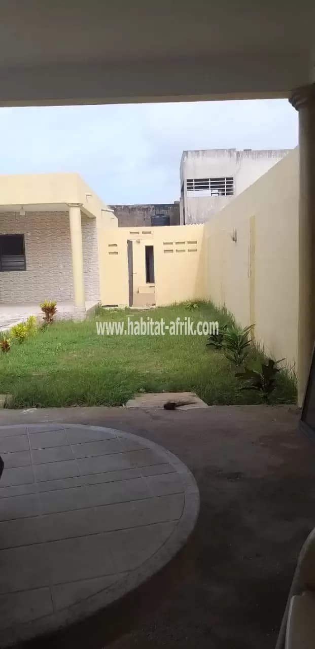 A vendre villa de 3 chambres salon autonome et une dépendance face à la mer à BAGUIDA non loin de monuments lome Togo