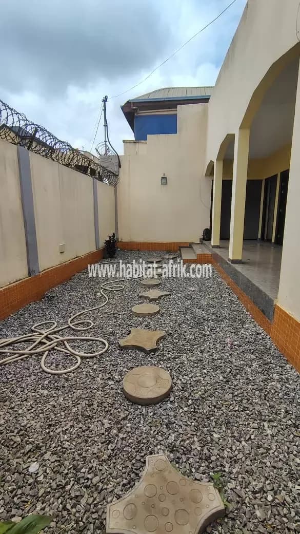 Location d’une villa cour unique de trois chambres salon a agoe cacaveli lome togo