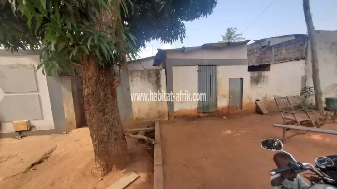 Nous mettons en vente une parcelle de terrain demi lot situé à AGOE assiyeye lome togo