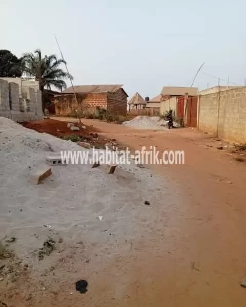 PARCELLE BÂTIE RECASÉE CLÔTURÉE À VENDRE À AKASSATO AGASSAGODOMEY