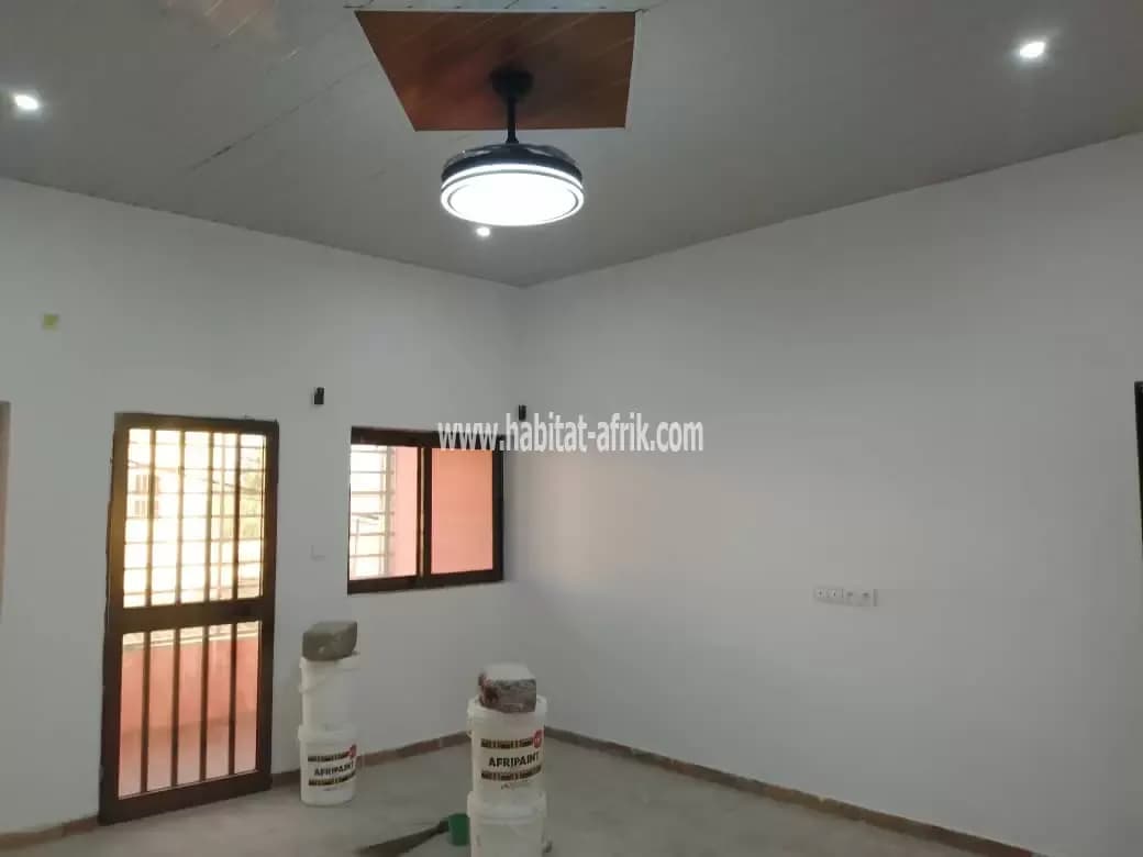 JE METS EN LOCATION UN APPARTEMENT COUR UNIQUE DE 7 CHAMBRES À AGOÉ RESERVE LOM