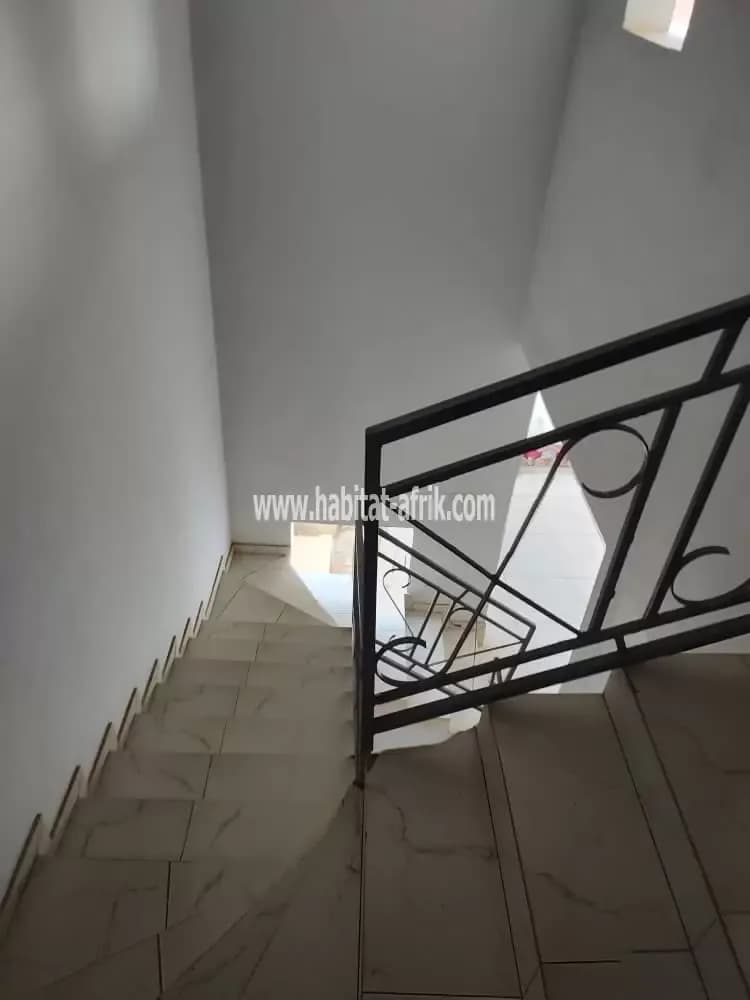 Je mets en location un immeuble de deux niveaux à Avedji limousine lome Togo