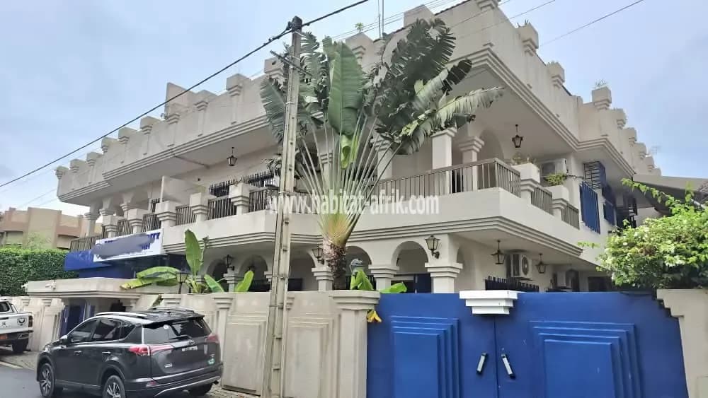 DOUBLE TRIPLEX HAUT DE GAMME AVEC ENTRÉE PERSONNELLE À VENDRE À COTONOU HAIE VIVE