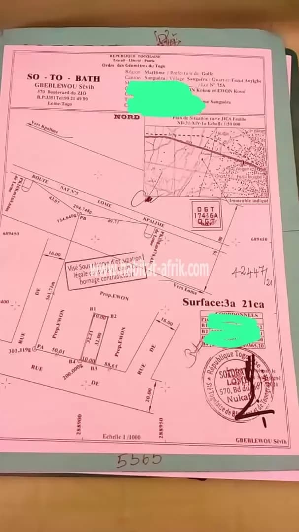 Nous mettons en vente une parcelle de terrain demi lots clôturé avec 6 x pièces situé à sanguera UCAO lome togo