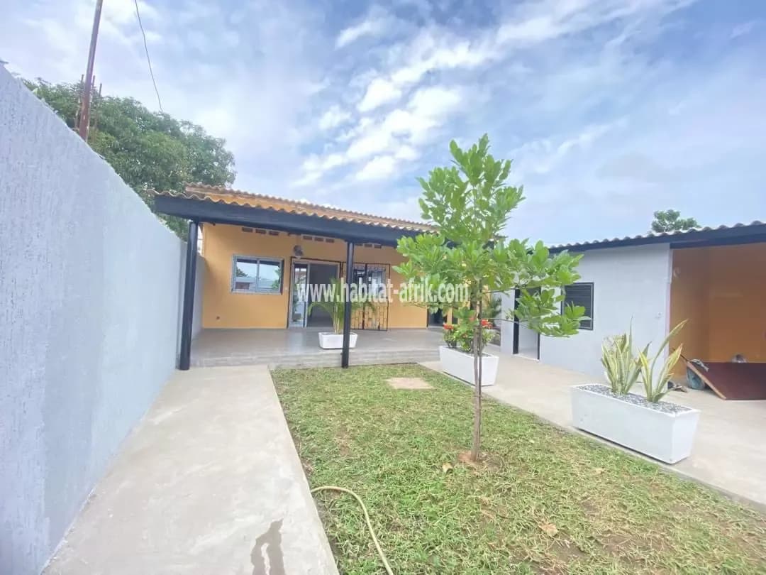 Je mets en vente une maison de 02 chambres salon et une dépendance jardin situé adewui lome togo