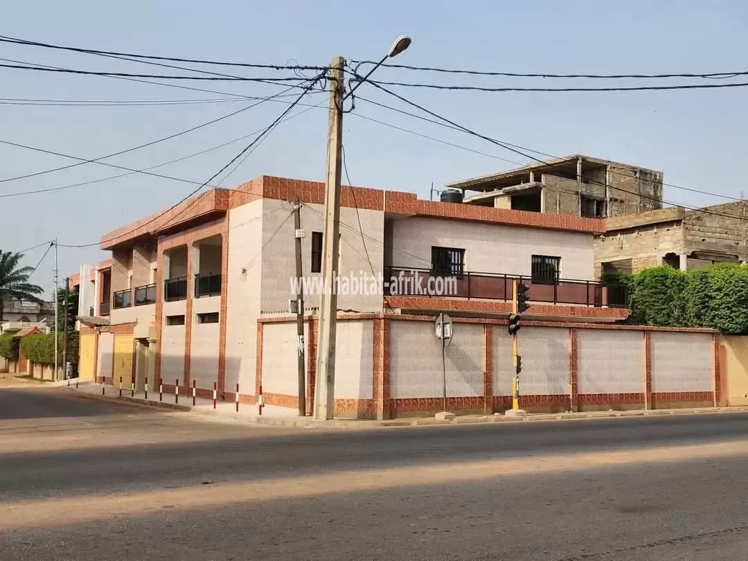 IMMEUBLE À VENDRE AU BORD DU GOUDRON SUR ANGLE RUE À TOKOIN  EN FACE DE L'HOPITAL