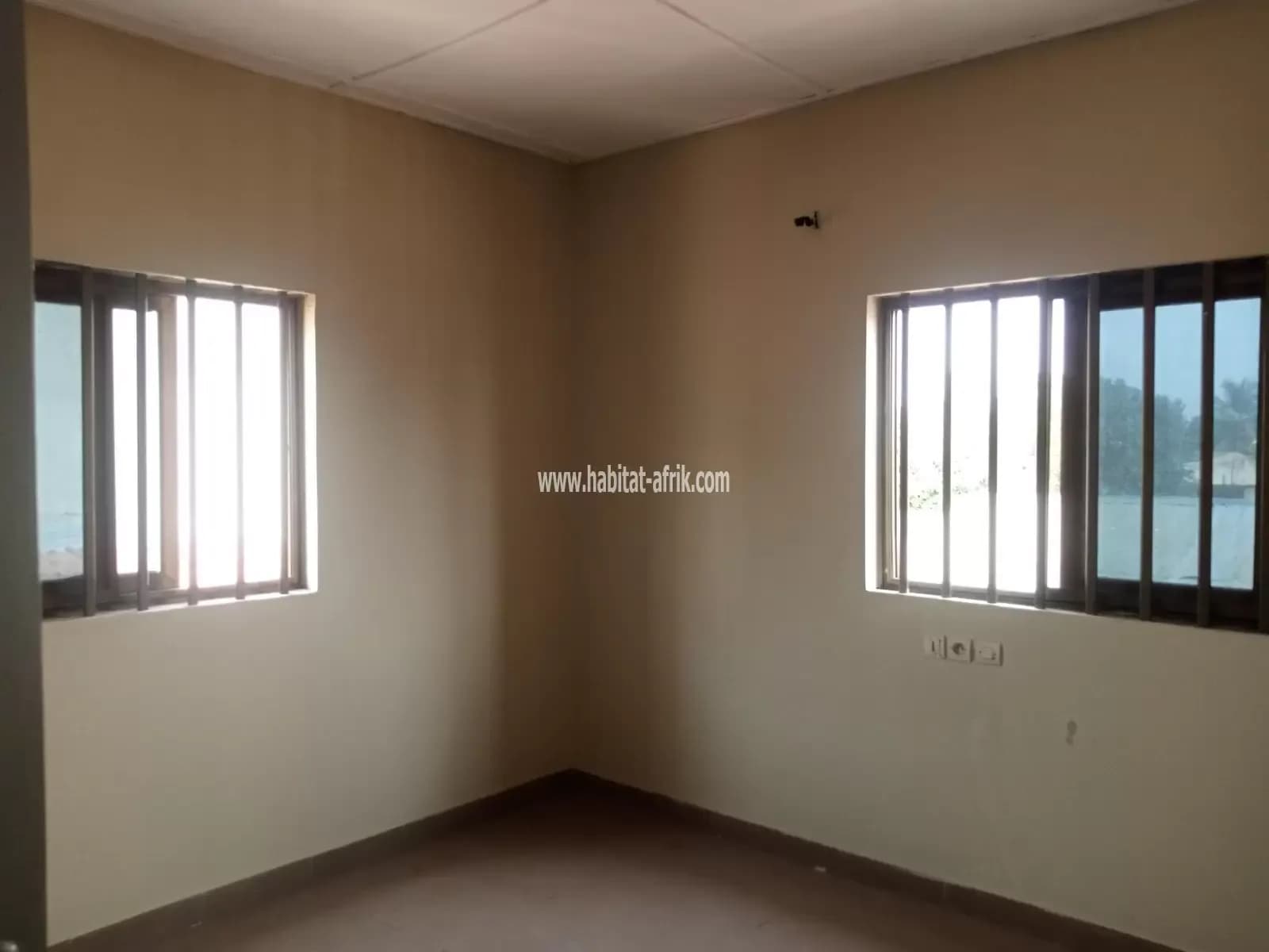 A louer appartement cour unique à l’étage de 2 chambres salon et 2 dépendances à adidogome lankouvi cite non loin du carrefour avoudé lome togo