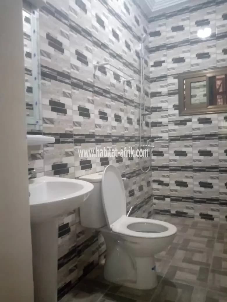 Je mets en location un appartement de chambre salon Wcd cuisine a adidogome yokoe lome togo