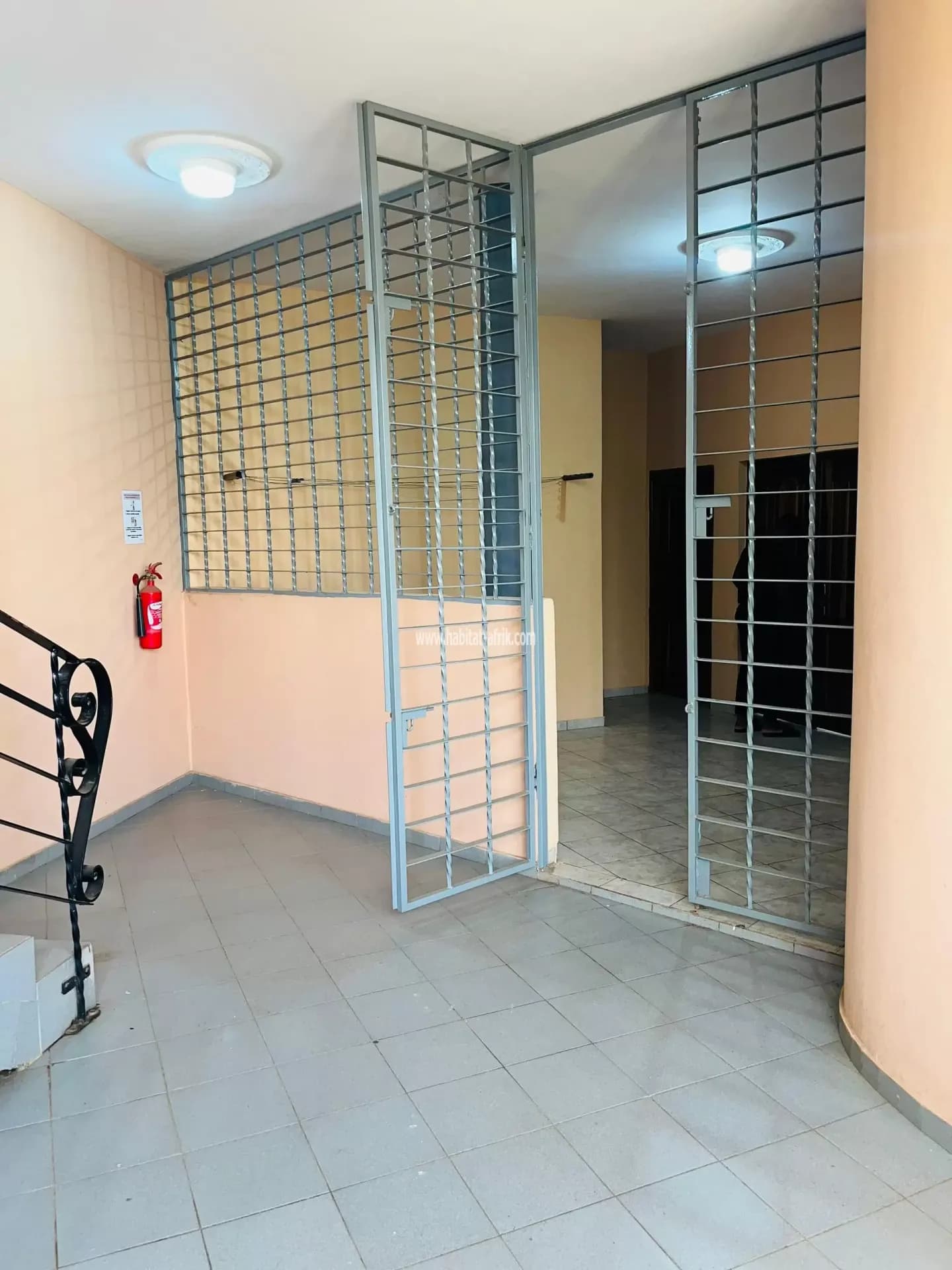 Je mets en location un appartement de 3 chambres salon a l’étage situé a adidogome amadanhome cour primaire lome togo