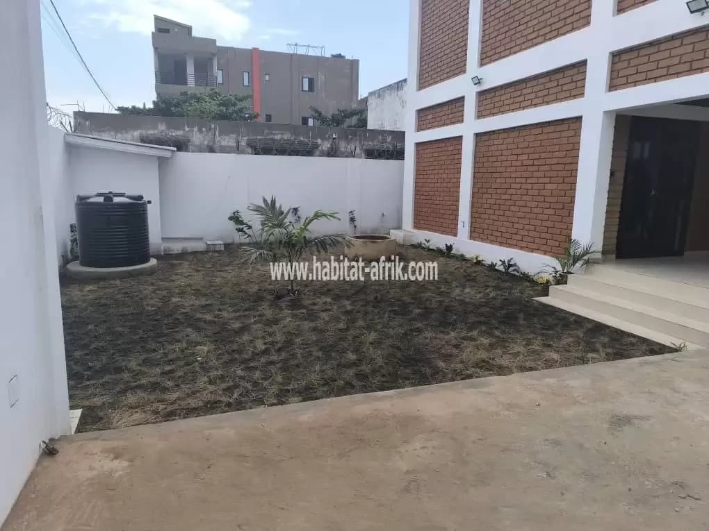 Je mets en location une villa splendide que vous pourrez occupé comme meublée ou non de trois (03) chambres salon douche wc cuisine situé non loin du lycée français NYEKONAKPOE lome togo