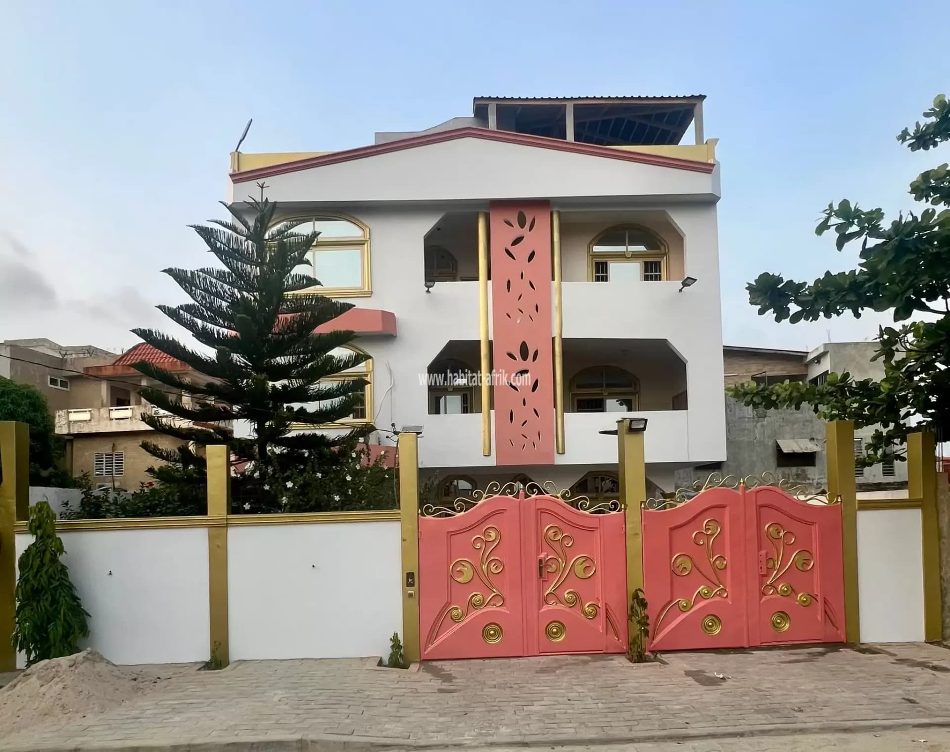 NOUVELLE CONSTITUTION D'APPARTEMENT DE 3 CHAMBRES A FIDJROSSE AIBATIN