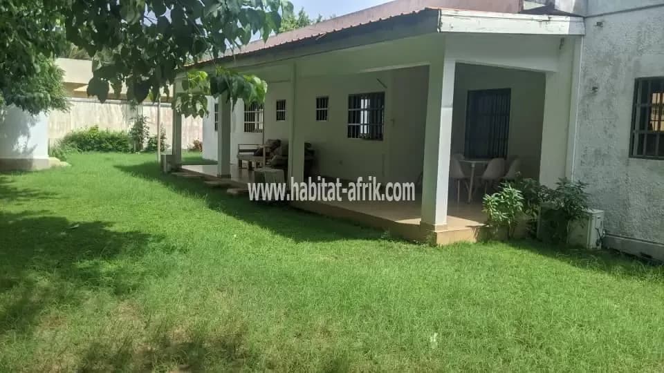 JE METS EN LOCATION EN LOCATION UNE MAISON AVEC JARDIN A LA CAISSE DE 3 CHAMBRES ET 2 DÉPENDANCE LOME TOGO
