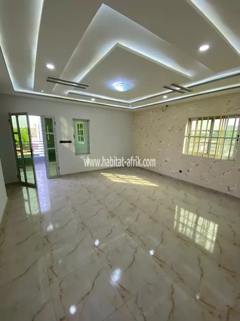 Nous mettons en location une villa de 04 chambres salon cuisine large autonome situé à AGBALEPEDO lome togo