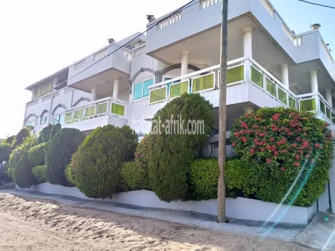 IMMEUBLE DE 10 CHAMBRES 3 SALON  A LOUER A FIDJOSSE