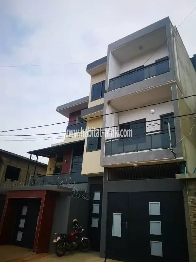 Je mets en location une maison de 3 chambres et dépendance à Hedzranawoé Sagboville lom