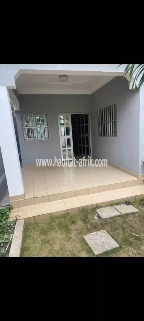 Nous mettons en location un appartement de deux (02) chambres salon autonome avec dépendance et jardin situé à Klikamé Lomé togo