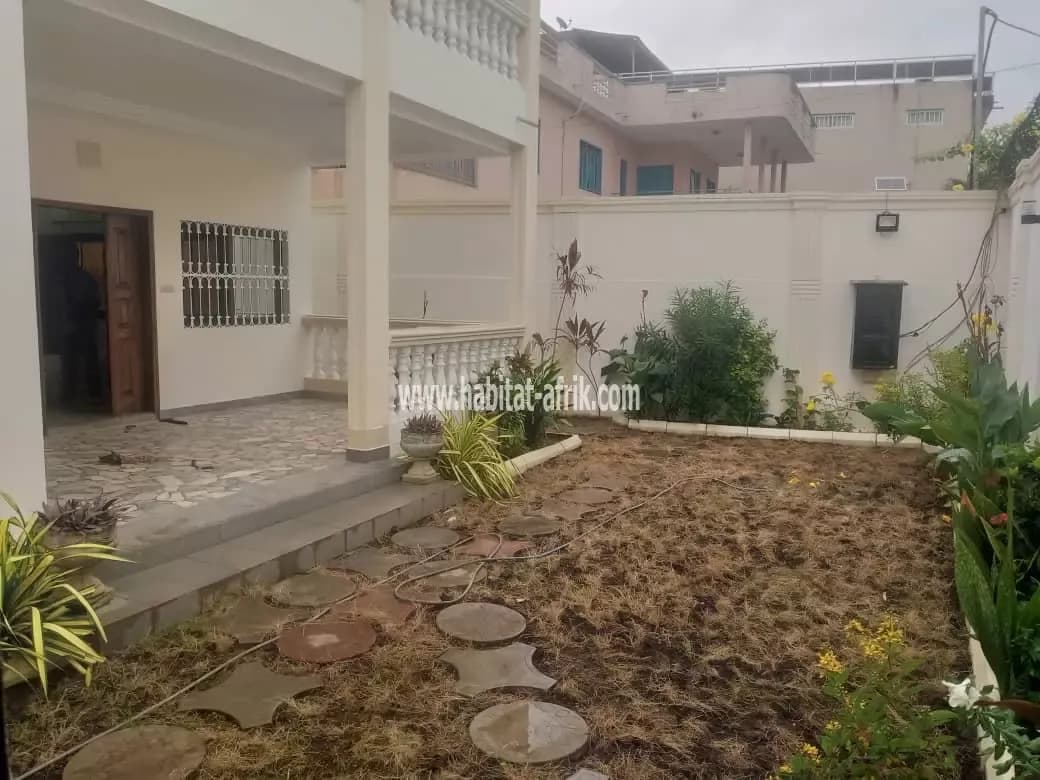 Je mets en location une maison avec jardin de 04 chambres salon a TOKOIN hôpital lome togo