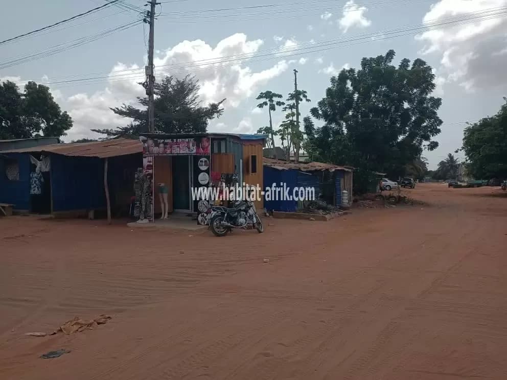 Je mets en vente une parcelle de terrain un lot (3/4) soit 1050 mètres carrés situé à adidogome Amadanhome cap Lomé Togo