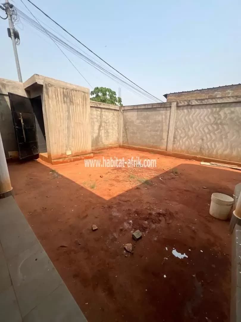 Je mets en vente une villa jumelle de 3 chambres chacune construite sur demi lot situé à kegue kpatcha 200m du goudron avec titre foncier lome togo