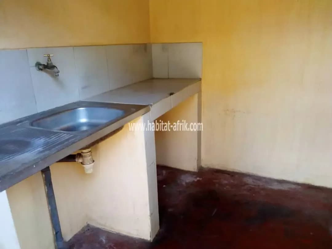 Je mets en location un appartement cour unik de chambre salon interne cuisine à atsiegou Lomé togo