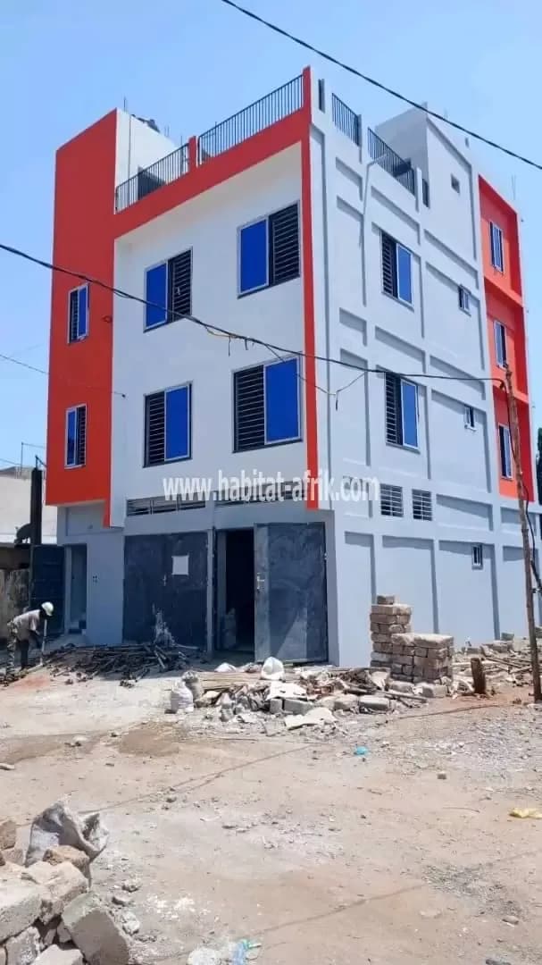 Je mets en location un immeuble de 3 etages (R+1) 6 chambres situées à agoe cacaveli lome togo