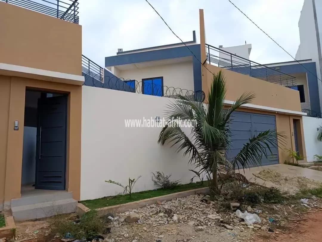 A louer villa de 4 chambres salon a kpala lome togo