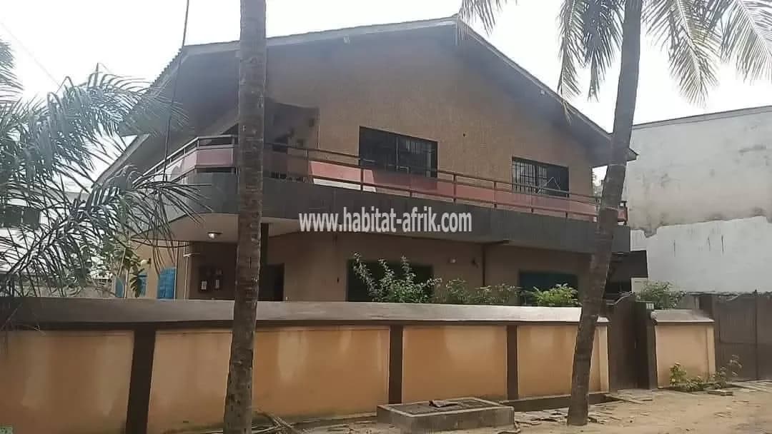 VILLA DUPLEX À VENDRE À COTONOU FIDJROSSÈ PLAGE EN FACE DE ISMA, 5ÈME POSITION DES PAVÉS ET 9ÈME POSITION ROUTE DES PÊCHES