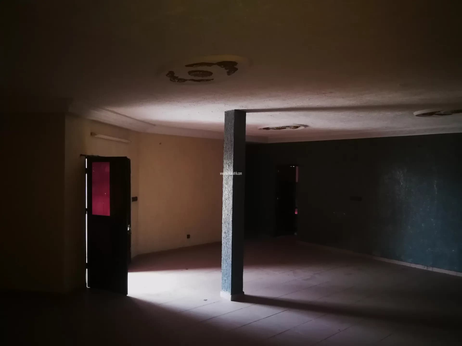 LOCATION BOUTIQUE 50 MÈTRES CARRÉS AU BORD DU GOUDRON CASSABLANCA TODMAN LOMÉ-TOGO