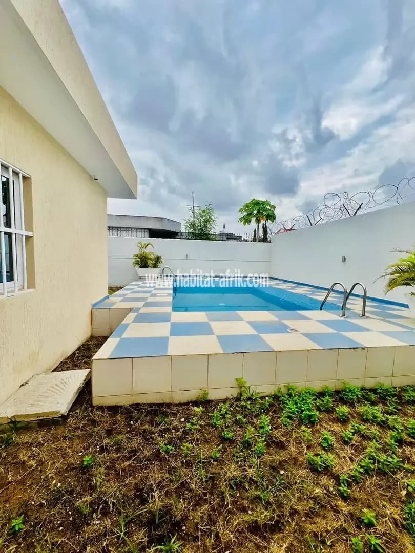 Je mets en location une villa à piscine jardin de trois (3) chambres deux dépendance à la caisse lome togo