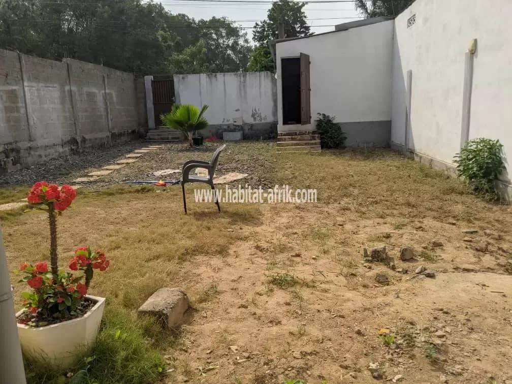 JE METS EN VENTE UNE MAISON SUR DEMI LOT A AGBALEPEDO DEUX CHAMBRES SALON LOME