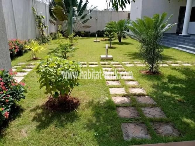 À vendre (sans meubles)  Prix : 175.000.000 FCFA (Agoè) (00228)90095977.93383000. Très belle villa de construction très recente  sur 1lot 1/4  soit 750m²/composée de : 03 chambres salon tout bien spacieux. La chambre principale hyper large avec dressing b