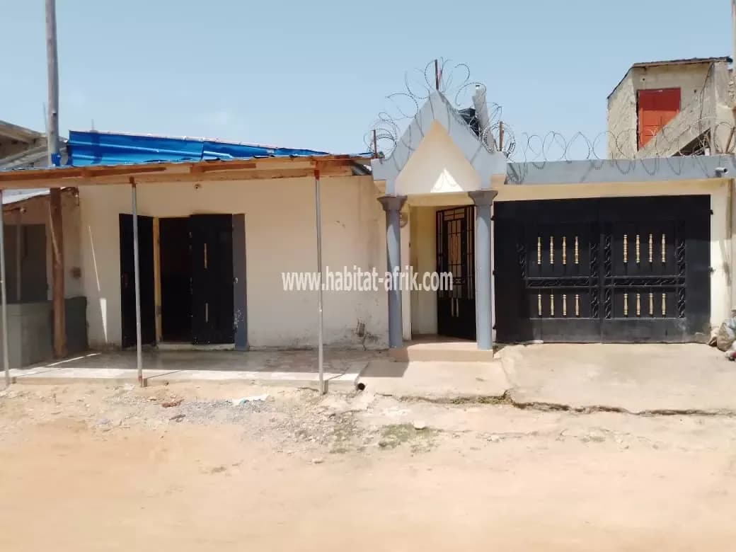 Maison à vendre sur un quart (1/4) de lot chambre salon dépendance et boutique à sanguera kleme lome togo