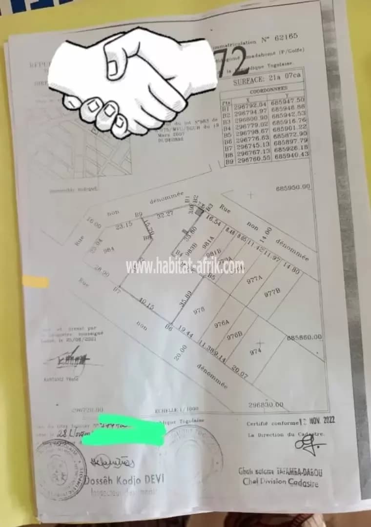 Nous mettons en vente trois (3) lots coller qu’on peut vendre en détaille aussi avec titre foncier situé à cap amadahome lome togo