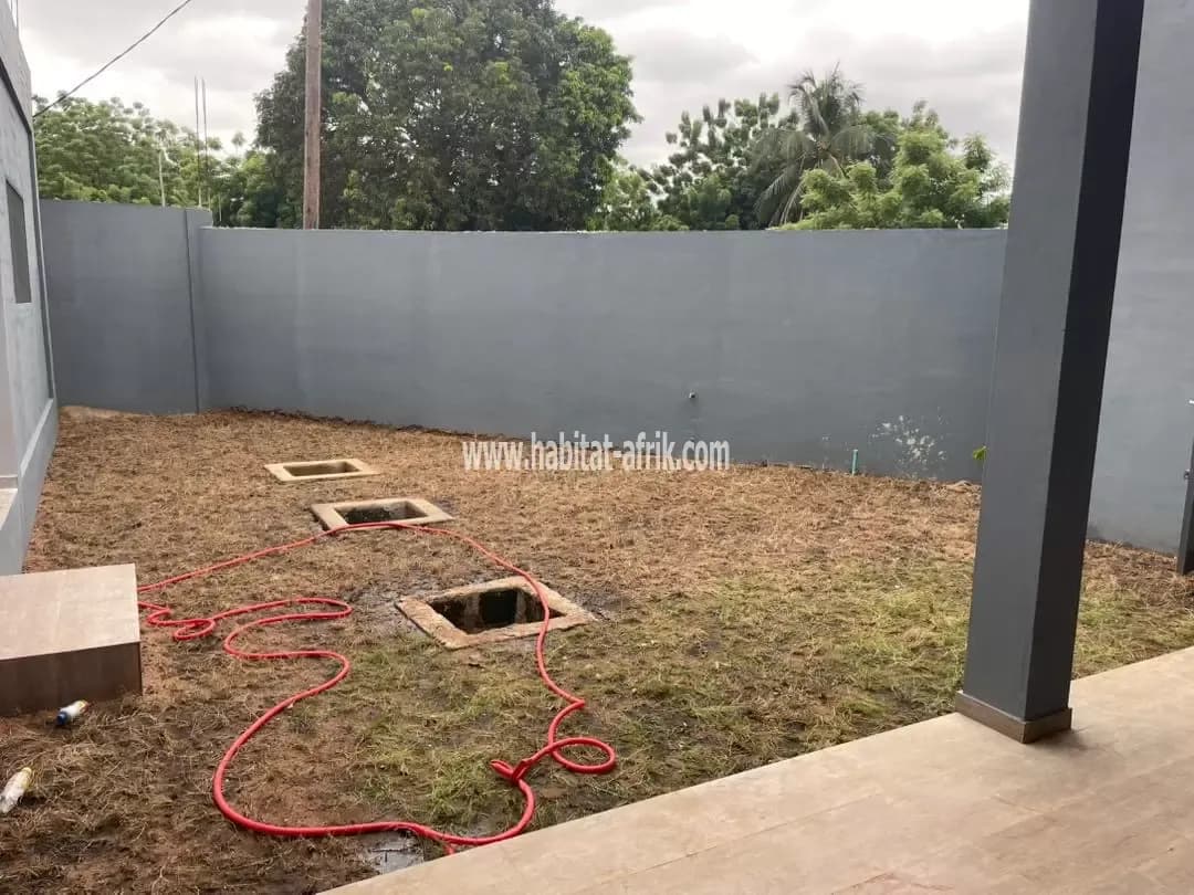 Nous mettons en location une villa de 3 chambres salon douche wc cuisine jardin à adidogome madiba lome togo