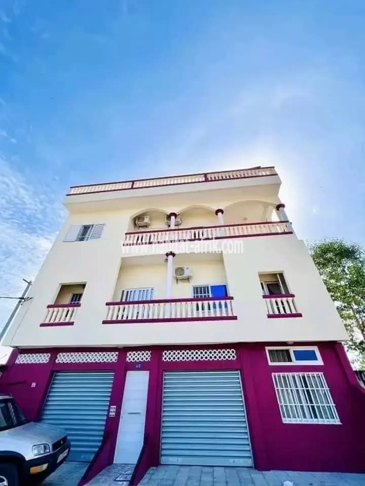 IMMEUBLE DE 5 APPARTEMENTS MEUBLÉS 3 CHAMBRES &amp; SALON SANITAIRES À VENDRE, JNP - MRS - STE RITA