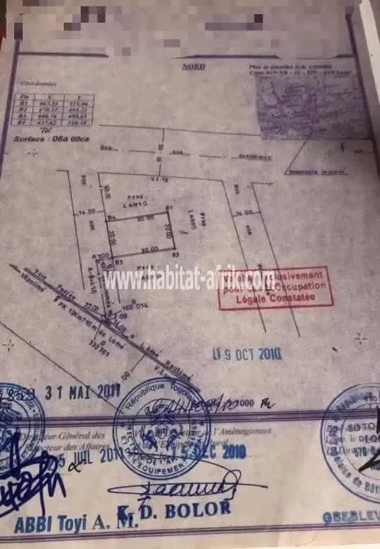 Nous mettons en vente une parcelle de un (01) lot, terrain clôturé situé à adidogome ATIGANGOME kohé cour primaire Lome togo