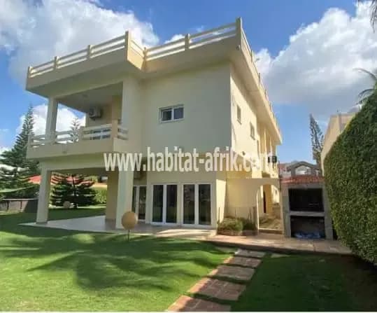 VENTE D'UNE SOMPTUEUSE VILLA A AKPAKPA QUARTIER  JACK A 250 METRES DE LA MER
