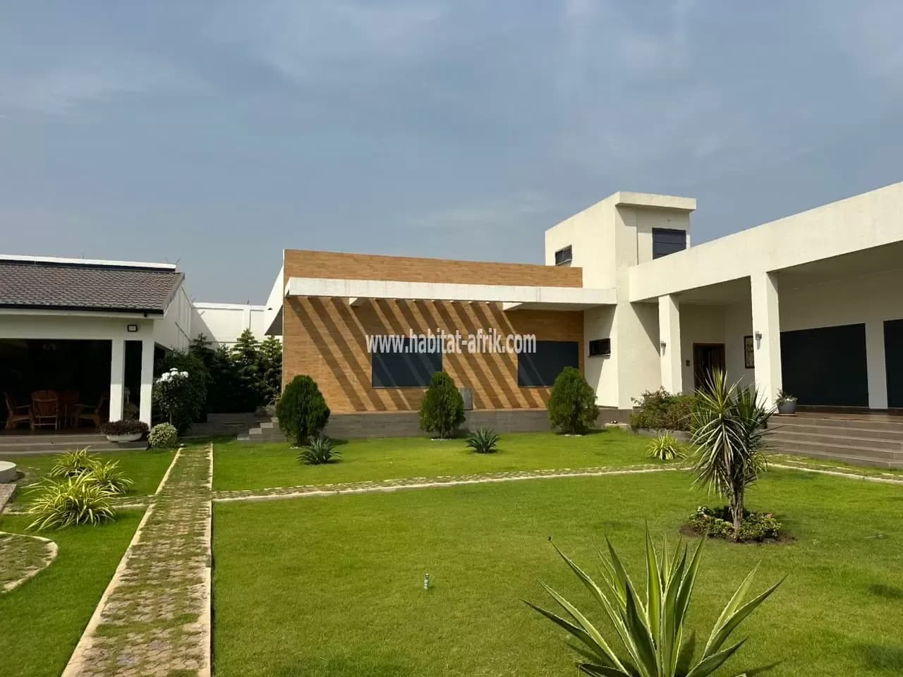 Villa a vendre construite sur 3 lots et demi composé de 7 chambres salon, une grande jardin, piscine lumineux situé au coeur de legbassito lome togo