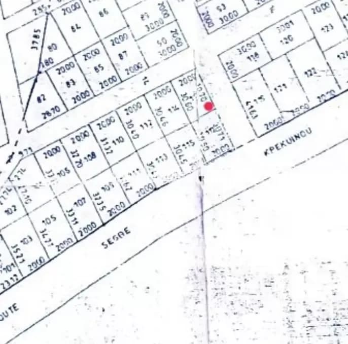 JE METS EN VENTE UNE PARCELLE D’UN QUART DE LOT AU QUARTIER AKATO PLAGE 30m DU GOUDRON LOME