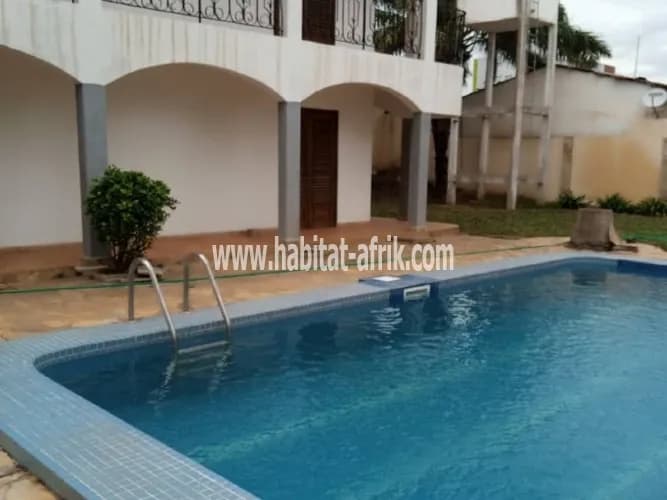 LOCATION Villa Duplex 8 chambres salon + 5 dépendance à cassablanca Lomé-Togo